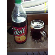 Die-noch-fast-volle-flasche-mit-dem-bereits-eingeschenkten-glas