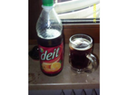 Die-noch-fast-volle-flasche-mit-dem-bereits-eingeschenkten-glas