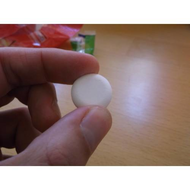 Intact-traubenzucker-apfel-mix-ein-bonbon-in-meiner-hand