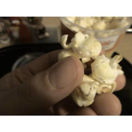 Real-quality-toffee-popcorn-becher-eine-portion-popcorn-in-meiner-hand-mmmmh-ein-genuss