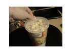 Real-quality-toffee-popcorn-becher-hier-reisse-ich-die-folie-ab-die-den-becher-umgibt