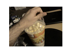 Real-quality-toffee-popcorn-becher-hier-ziehe-ich-den-deckel-ab