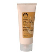 The-body-shop-mandeloel-hand-nagelcreme