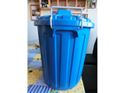 Gut-sichtbar-der-weisse-metallbuegel-zum-verschliessen