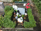 Grab-mit-vasen-und-blumen