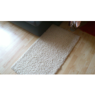 Vor-der-couch-auf-dem-laminat-festgeklebt