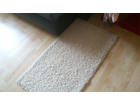 Vor-der-couch-auf-dem-laminat-festgeklebt