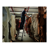 Brennenstuhl-aluminium-stufenstehleiter-einseitig-begehbar-mit-relax-step-und-rollen