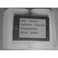 Kindle-im-querformat-groesste-schrift-liegt-auf-einem-dicken-waelzer