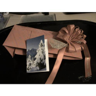 Susy-card-3-weihnachtsanhaenger-das-dritte-geschenkpaket-mit-einem-anhaenger-dran
