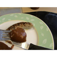 Kania-hot-chili-sauce-ein-stueck-bratwurst-mit-der-chilisosse-mmmmh-feurig