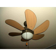 Der-ventilator-meines-sohnes-mit-lampe-im-hellen-holzdesign