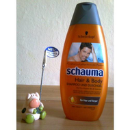 Das-shampoo-die-vorderseite-das-schweinchen-weist-darauf-hin-da-es-fuer-haut-und-haar-geeignet-ist