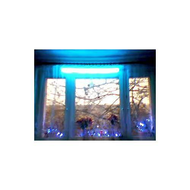 Der-leuchtstab-am-wohnzimmerfenster-in-blau