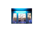 Der-leuchtstab-am-wohnzimmerfenster-in-blau