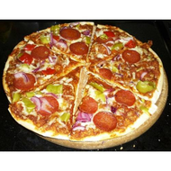 Trattoria-alfredo-steinofen-pizza-inferno-jetzt-ist-die-pizza-auch-schon-geschnitten-und-gleich-gleich-ist-sie-weg