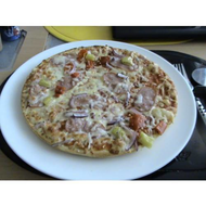 Original-wagner-steinofen-pizza-schinken-diavolo-und-so-sieht-sie-aus-wenn-ich-am-tisch-sitze