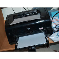 Drucker-ausgeklappt-mit-papier