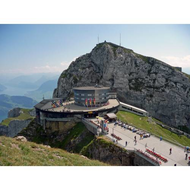 Blick-auf-die-bergstation-der-seilbahnn