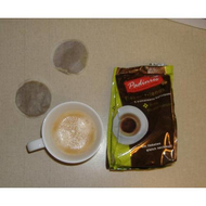 Die-verpackung-die-pads-und-der-fertige-kaffee