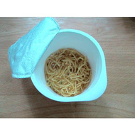 Maggi-5-minuten-terrine-spaghetti-in-pfifferling-rahmsosse-das-fertigericht-im-noch-rohen-zustand