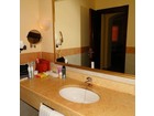 Im-badezimmer-die-grosse-ablageflaeche-aus-marmor-und-das-becken