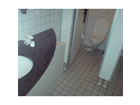 Damen-wc-das-waschbecken-und-eine-der-drei-toilettenkabinen-cafe-lebensart-berlin