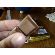 Ein-stueck-schokolade-in-meiner-hand