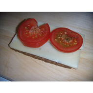 Brotkoerbchen-hier-vollkornbrot-mit-emmentaler-tomate-und-tomatengewuerz-lecker