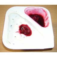 Eine-kirsche-im-stracciatella-joghurt