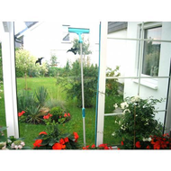 Fensterwischer-auf-der-terrasse-mit-vergleich-zum-zollsstock