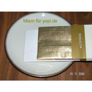 Stuetzende-pappe-und-goldenes-stanniol