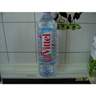 Das-ist-die-1-5-liter-flasche-von-vittel-aber-der-inhalt-ist-der-gleiche-wie-bei-der-0-5-liter-flasche