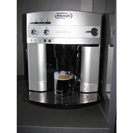 Delonghi-esam-magnifica-3200-und-einem-frisch-aufgebruehten-kaffee