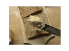 Prima-kost-eiersalat-und-schon-wird-eine-scheibe-toast-mit-dem-eiersalat-bestrichen