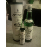 Roehre-fast-leere-flasche-und-probiergroesse-meines-lieblingswhisky-laphroaig