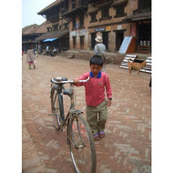 In-den-strassen-bhaktapurs-sind-autos-verboten-aber-fahrraeder-nicht-man-erkennt-auch-sehr-gut-wie-die-strassen-gepflastert-sind