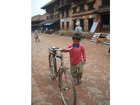 In-den-strassen-bhaktapurs-sind-autos-verboten-aber-fahrraeder-nicht-man-erkennt-auch-sehr-gut-wie-die-strassen-gepflastert-sind