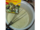 Maggi-meisterklasse-broccoli-creme-suppe-waehrend-der-zubereitung
