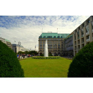 Blick-auf-das-adlon-kempinski-und-die-wasserfontaene-rechts-die-amerikanische-botschaft