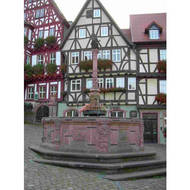 Der-historische-marktplatz-am-schnatterloch-direkt-unterhalb-der-burg