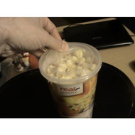 Real-quality-toffee-popcorn-becher-hier-reisse-ich-die-folie-ab-die-den-becher-umgibt