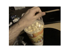 Real-quality-toffee-popcorn-becher-hier-ziehe-ich-den-deckel-ab