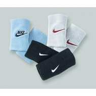 Nike-schweissband-mit-gesticktem-swoosh-logo