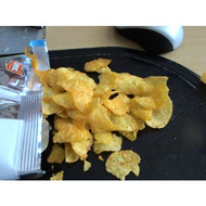 Lorenz-snack-world-crunchips-puszta-style-und-schon-kullern-ein-paar-chips-heraus
