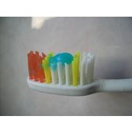 Colgate-max-white-one-aufgetragen